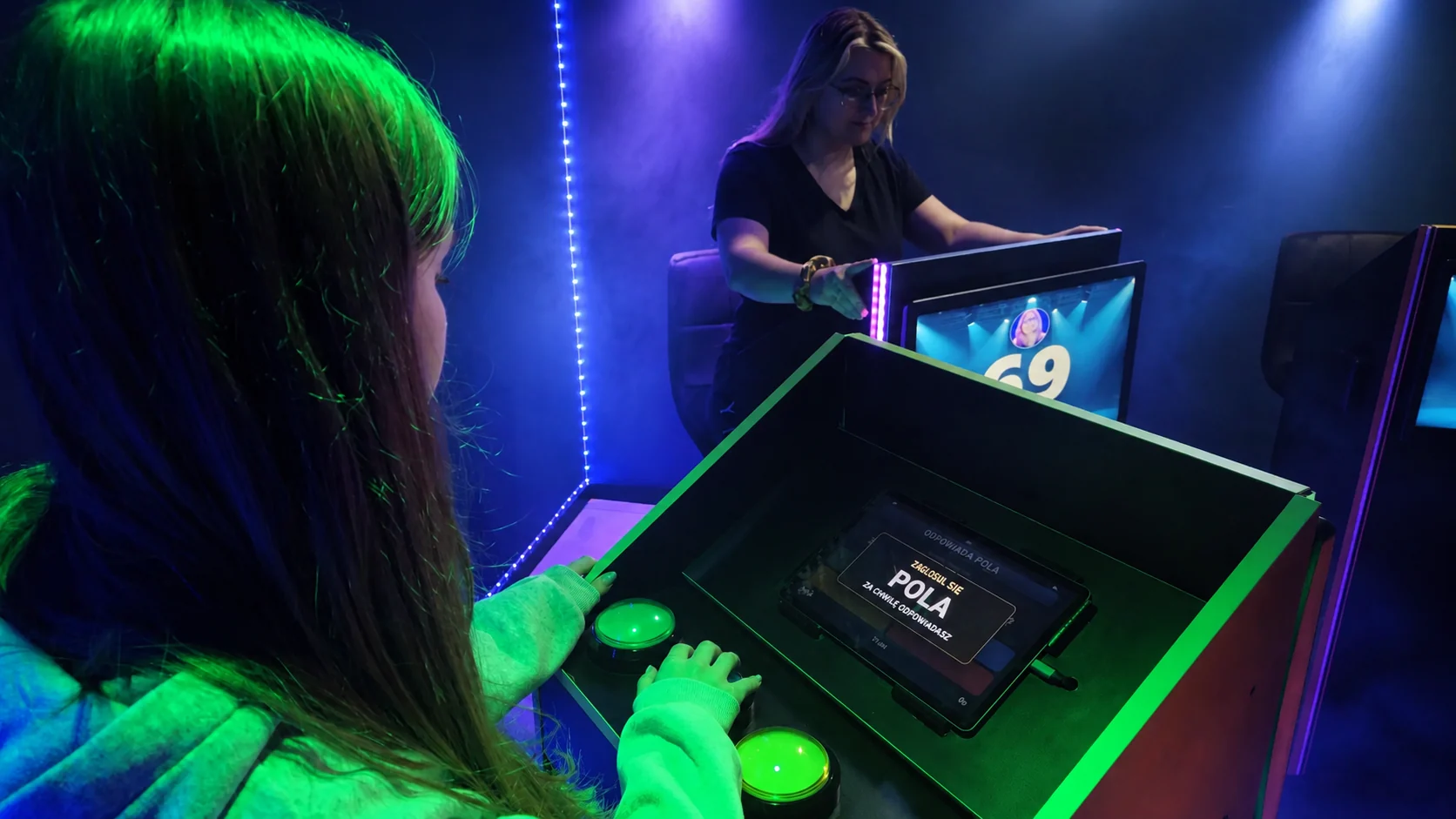 Gracze przy stanowiskach Quiz World Białystok